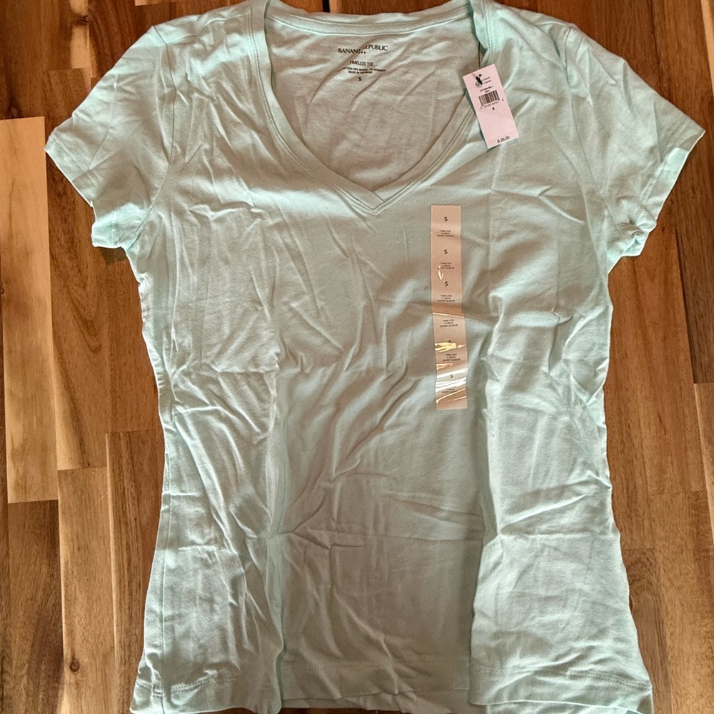 Banana Republic Light Green V-Neck Short Sleeve Tee